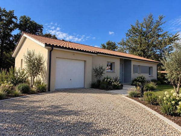 Maison contemporaine de 2025 avec garage