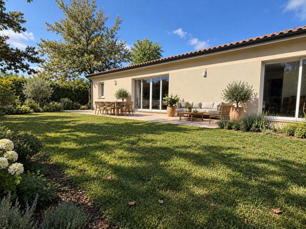 Maison contemporaine de 2025 avec garage