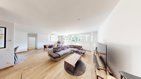 Maison contemporaine de 2025 avec garage