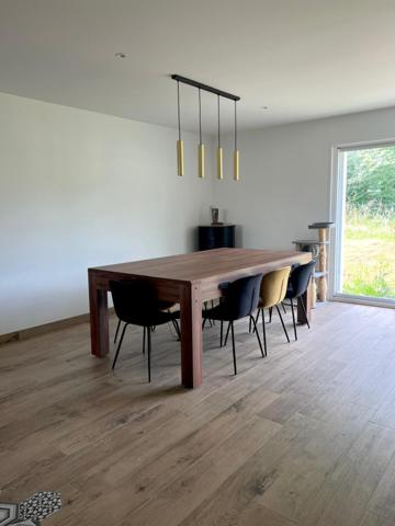 Maison contemporaine de 2025 avec garage