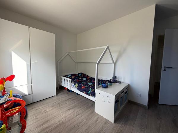 Maison contemporaine de 2025 avec garage