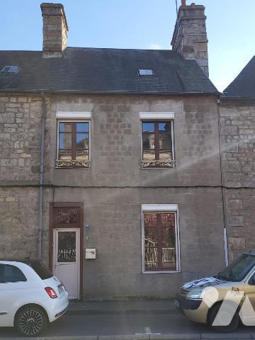 MAISON D'HABITATION AVEC JARDIN