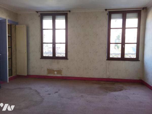 MAISON D'HABITATION AVEC JARDIN