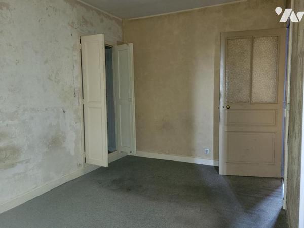 MAISON D'HABITATION AVEC JARDIN