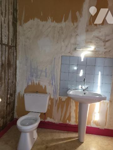 MAISON D'HABITATION AVEC JARDIN