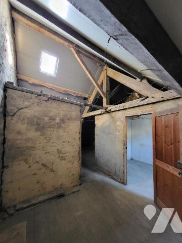 MAISON D'HABITATION AVEC JARDIN