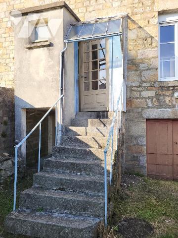 MAISON D'HABITATION AVEC JARDIN