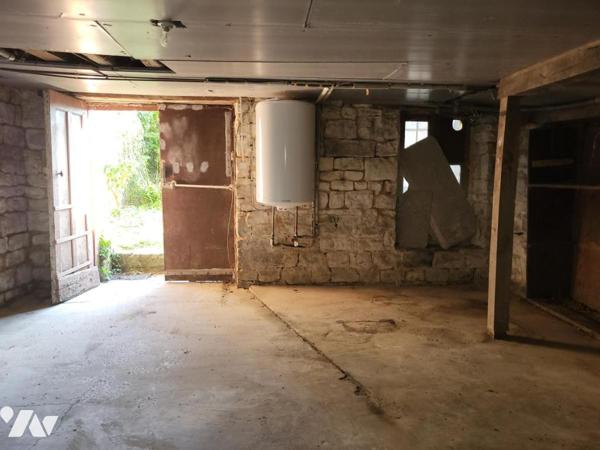 MAISON D'HABITATION AVEC JARDIN