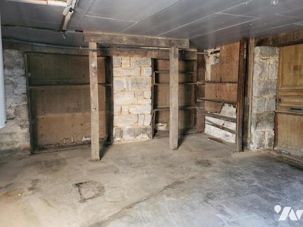 MAISON D'HABITATION AVEC JARDIN