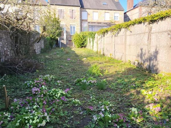 MAISON D'HABITATION AVEC JARDIN