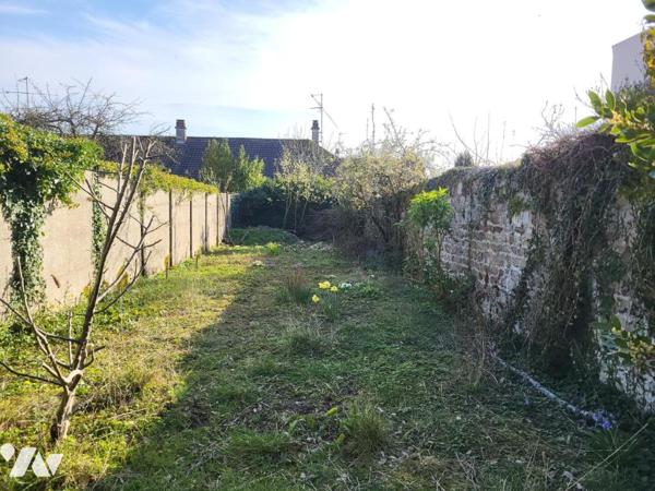 MAISON D'HABITATION AVEC JARDIN