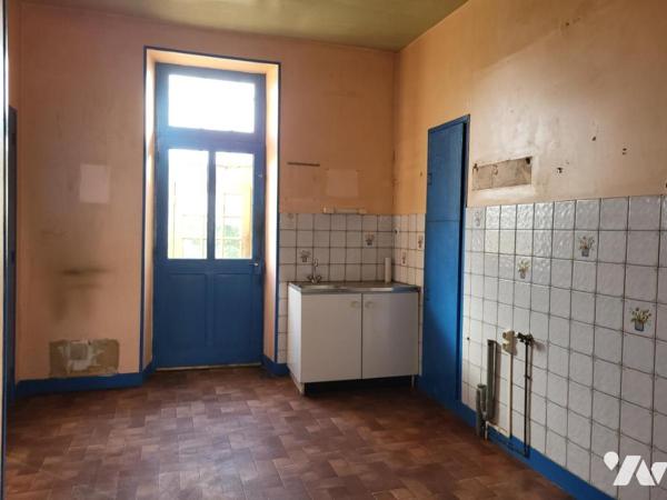 MAISON D'HABITATION AVEC JARDIN