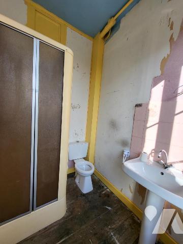 MAISON D'HABITATION AVEC JARDIN