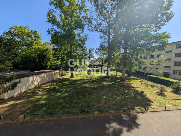 Beau T3 à St CYR CENTRE, Chauffage compris dans les charges.