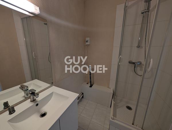 Beau T3 à St CYR CENTRE, Chauffage compris dans les charges.