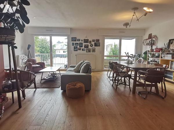 LE RHEU - centre-ville, appartement T3 de 87 m² avec cave et stationnement privatifs