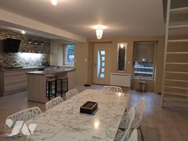 A Vendre Maison à Ernée (53500) en Mayenne (53), comprenant :
- au rez de chaussée : cuisine a...