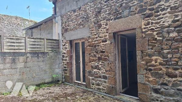 A Vendre Maison à Ernée (53500) en Mayenne (53), comprenant :
- au rez de chaussée : cuisine a...