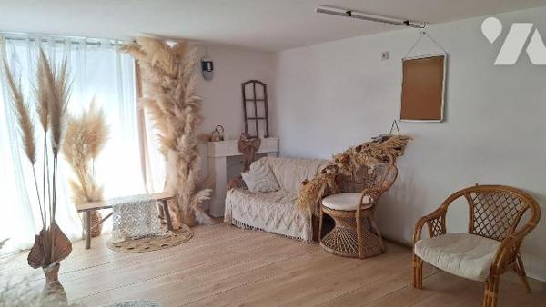 A Vendre Maison à Ernée (53500) en Mayenne (53), comprenant :
- au rez de chaussée : cuisine a...