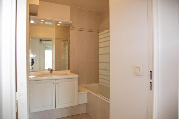 Beau F2 avec balcon - Parking