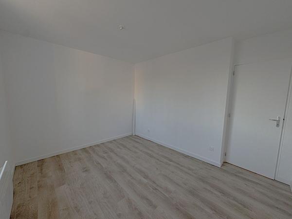 Location
                Appartement72 m² - 4 Pièces -
                    LESNEVEN (29260)