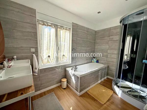 Vente                                                      Maison
                        
                     4 pièces                      101 m2                     à Saint-Astier