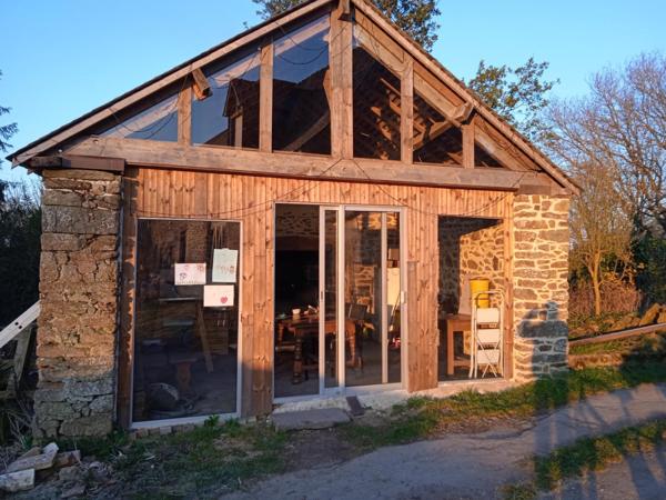 Longère en pierre avec dépendances – Lanvallay