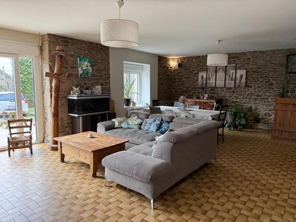 Longère en pierre avec dépendances – Lanvallay