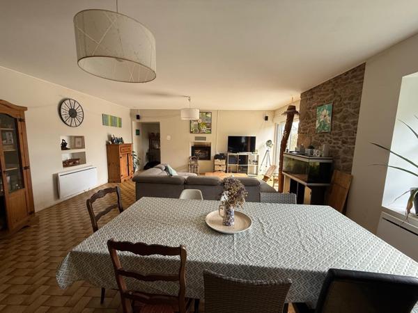 Longère en pierre avec dépendances – Lanvallay