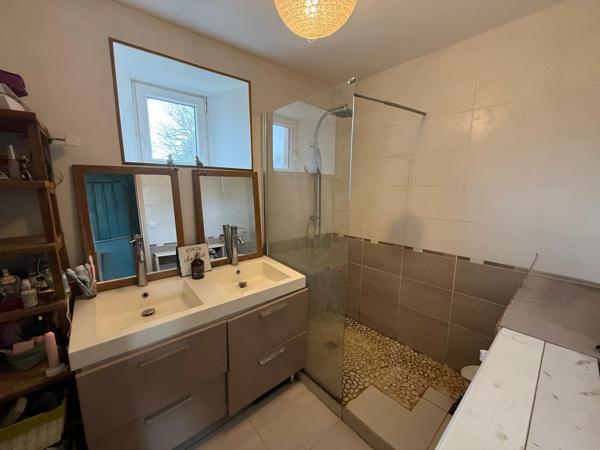 Longère en pierre avec dépendances – Lanvallay