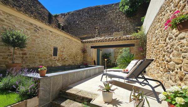 A Grans superbe maison de village de type 7 de 215m²