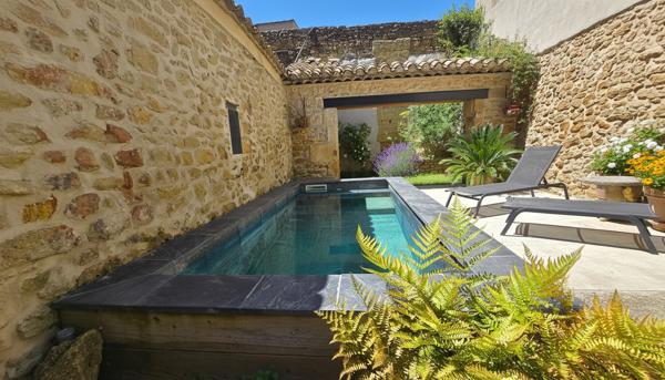 A Grans superbe maison de village de type 7 de 215m²