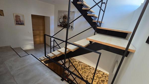 A Grans superbe maison de village de type 7 de 215m²