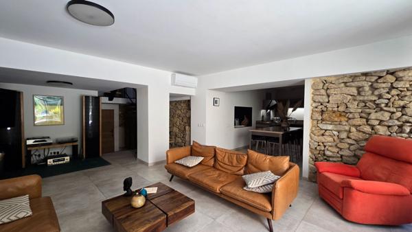 A Grans superbe maison de village de type 7 de 215m²