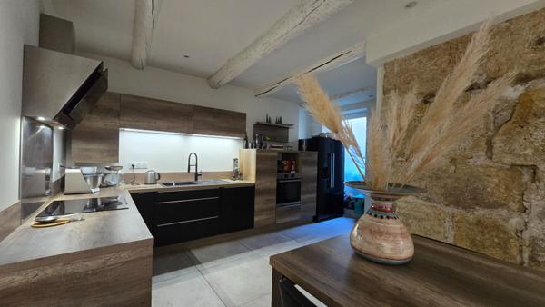 A Grans superbe maison de village de type 7 de 215m²