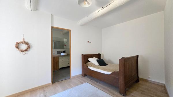 A Grans superbe maison de village de type 7 de 215m²