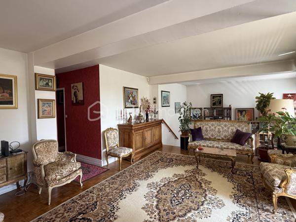 Un dossier complet est disponible sur simple demande avant toute visite : diagnostics techniques, vidéo et photos suplémentaires du logement ainsi que l’ensemble des documents relatifs au bien. Une transparence totale pour un projet d’achat sécurisé.

L’appartement offre de beaux volumes et des prestations de qualité. Il se compose de 3 belles chambres, de 1 salle d’eau avec baignoire et une salle de bain avec douche, de 2 WC, d’une grande pièce de vie ainsi que d’un salon ou bureau en duplex.

Vous profiterez également d’une cuisine avec loggia, d’une terrasse carrelée et d’un balcon carrelé.

Les prestations comprennent notamment un parquet en chêne massif et des fenêtres et portes-fenêtres en PVC double vitrage.

Deux caves carrelées complètent ce bien. Elles disposent de murs isolés, de l’électricité et de portes blindées avec cornières anti-effraction.

Lumineux et très calme, cet appartement bénéficie d’un emplacement privilégié, à proximité des bus, pharmacies, médecins, boulangeries et écoles.

Possibilité d’acquérir en supplément un garage fermé.

Un bien rare, idéal pour profiter d’un cadre de vie agréable face au Jardin des Plantes, dans une résidence de qualité.

J’accompagne mes clients, dont plusieurs disposent déjà d’un financement fiable et assuré, dans leur recherche de biens au Mans et ses alentours. Je suis également à la recherche de nouveaux biens à vendre. Je rémunère mes apporteurs d’affaires et je travaille avec un réseau d’artisans ainsi qu’un courtier en financement afin de vous accompagner dans toutes les étapes de votre projet immobilier.