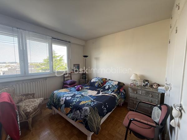 Un dossier complet est disponible sur simple demande avant toute visite : diagnostics techniques, vidéo et photos suplémentaires du logement ainsi que l’ensemble des documents relatifs au bien. Une transparence totale pour un projet d’achat sécurisé.

L’appartement offre de beaux volumes et des prestations de qualité. Il se compose de 3 belles chambres, de 1 salle d’eau avec baignoire et une salle de bain avec douche, de 2 WC, d’une grande pièce de vie ainsi que d’un salon ou bureau en duplex.

Vous profiterez également d’une cuisine avec loggia, d’une terrasse carrelée et d’un balcon carrelé.

Les prestations comprennent notamment un parquet en chêne massif et des fenêtres et portes-fenêtres en PVC double vitrage.

Deux caves carrelées complètent ce bien. Elles disposent de murs isolés, de l’électricité et de portes blindées avec cornières anti-effraction.

Lumineux et très calme, cet appartement bénéficie d’un emplacement privilégié, à proximité des bus, pharmacies, médecins, boulangeries et écoles.

Possibilité d’acquérir en supplément un garage fermé.

Un bien rare, idéal pour profiter d’un cadre de vie agréable face au Jardin des Plantes, dans une résidence de qualité.

J’accompagne mes clients, dont plusieurs disposent déjà d’un financement fiable et assuré, dans leur recherche de biens au Mans et ses alentours. Je suis également à la recherche de nouveaux biens à vendre. Je rémunère mes apporteurs d’affaires et je travaille avec un réseau d’artisans ainsi qu’un courtier en financement afin de vous accompagner dans toutes les étapes de votre projet immobilier.