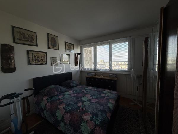Un dossier complet est disponible sur simple demande avant toute visite : diagnostics techniques, vidéo et photos suplémentaires du logement ainsi que l’ensemble des documents relatifs au bien. Une transparence totale pour un projet d’achat sécurisé.

L’appartement offre de beaux volumes et des prestations de qualité. Il se compose de 3 belles chambres, de 1 salle d’eau avec baignoire et une salle de bain avec douche, de 2 WC, d’une grande pièce de vie ainsi que d’un salon ou bureau en duplex.

Vous profiterez également d’une cuisine avec loggia, d’une terrasse carrelée et d’un balcon carrelé.

Les prestations comprennent notamment un parquet en chêne massif et des fenêtres et portes-fenêtres en PVC double vitrage.

Deux caves carrelées complètent ce bien. Elles disposent de murs isolés, de l’électricité et de portes blindées avec cornières anti-effraction.

Lumineux et très calme, cet appartement bénéficie d’un emplacement privilégié, à proximité des bus, pharmacies, médecins, boulangeries et écoles.

Possibilité d’acquérir en supplément un garage fermé.

Un bien rare, idéal pour profiter d’un cadre de vie agréable face au Jardin des Plantes, dans une résidence de qualité.

J’accompagne mes clients, dont plusieurs disposent déjà d’un financement fiable et assuré, dans leur recherche de biens au Mans et ses alentours. Je suis également à la recherche de nouveaux biens à vendre. Je rémunère mes apporteurs d’affaires et je travaille avec un réseau d’artisans ainsi qu’un courtier en financement afin de vous accompagner dans toutes les étapes de votre projet immobilier.