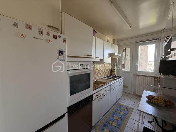 Un dossier complet est disponible sur simple demande avant toute visite : diagnostics techniques, vidéo et photos suplémentaires du logement ainsi que l’ensemble des documents relatifs au bien. Une transparence totale pour un projet d’achat sécurisé.

L’appartement offre de beaux volumes et des prestations de qualité. Il se compose de 3 belles chambres, de 1 salle d’eau avec baignoire et une salle de bain avec douche, de 2 WC, d’une grande pièce de vie ainsi que d’un salon ou bureau en duplex.

Vous profiterez également d’une cuisine avec loggia, d’une terrasse carrelée et d’un balcon carrelé.

Les prestations comprennent notamment un parquet en chêne massif et des fenêtres et portes-fenêtres en PVC double vitrage.

Deux caves carrelées complètent ce bien. Elles disposent de murs isolés, de l’électricité et de portes blindées avec cornières anti-effraction.

Lumineux et très calme, cet appartement bénéficie d’un emplacement privilégié, à proximité des bus, pharmacies, médecins, boulangeries et écoles.

Possibilité d’acquérir en supplément un garage fermé.

Un bien rare, idéal pour profiter d’un cadre de vie agréable face au Jardin des Plantes, dans une résidence de qualité.

J’accompagne mes clients, dont plusieurs disposent déjà d’un financement fiable et assuré, dans leur recherche de biens au Mans et ses alentours. Je suis également à la recherche de nouveaux biens à vendre. Je rémunère mes apporteurs d’affaires et je travaille avec un réseau d’artisans ainsi qu’un courtier en financement afin de vous accompagner dans toutes les étapes de votre projet immobilier.