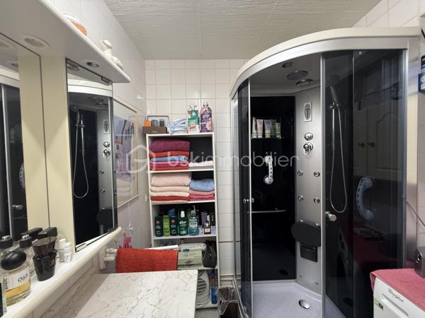 Un dossier complet est disponible sur simple demande avant toute visite : diagnostics techniques, vidéo et photos suplémentaires du logement ainsi que l’ensemble des documents relatifs au bien. Une transparence totale pour un projet d’achat sécurisé.

L’appartement offre de beaux volumes et des prestations de qualité. Il se compose de 3 belles chambres, de 1 salle d’eau avec baignoire et une salle de bain avec douche, de 2 WC, d’une grande pièce de vie ainsi que d’un salon ou bureau en duplex.

Vous profiterez également d’une cuisine avec loggia, d’une terrasse carrelée et d’un balcon carrelé.

Les prestations comprennent notamment un parquet en chêne massif et des fenêtres et portes-fenêtres en PVC double vitrage.

Deux caves carrelées complètent ce bien. Elles disposent de murs isolés, de l’électricité et de portes blindées avec cornières anti-effraction.

Lumineux et très calme, cet appartement bénéficie d’un emplacement privilégié, à proximité des bus, pharmacies, médecins, boulangeries et écoles.

Possibilité d’acquérir en supplément un garage fermé.

Un bien rare, idéal pour profiter d’un cadre de vie agréable face au Jardin des Plantes, dans une résidence de qualité.

J’accompagne mes clients, dont plusieurs disposent déjà d’un financement fiable et assuré, dans leur recherche de biens au Mans et ses alentours. Je suis également à la recherche de nouveaux biens à vendre. Je rémunère mes apporteurs d’affaires et je travaille avec un réseau d’artisans ainsi qu’un courtier en financement afin de vous accompagner dans toutes les étapes de votre projet immobilier.