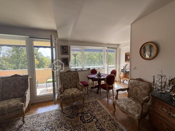 Un dossier complet est disponible sur simple demande avant toute visite : diagnostics techniques, vidéo et photos suplémentaires du logement ainsi que l’ensemble des documents relatifs au bien. Une transparence totale pour un projet d’achat sécurisé.

L’appartement offre de beaux volumes et des prestations de qualité. Il se compose de 3 belles chambres, de 1 salle d’eau avec baignoire et une salle de bain avec douche, de 2 WC, d’une grande pièce de vie ainsi que d’un salon ou bureau en duplex.

Vous profiterez également d’une cuisine avec loggia, d’une terrasse carrelée et d’un balcon carrelé.

Les prestations comprennent notamment un parquet en chêne massif et des fenêtres et portes-fenêtres en PVC double vitrage.

Deux caves carrelées complètent ce bien. Elles disposent de murs isolés, de l’électricité et de portes blindées avec cornières anti-effraction.

Lumineux et très calme, cet appartement bénéficie d’un emplacement privilégié, à proximité des bus, pharmacies, médecins, boulangeries et écoles.

Possibilité d’acquérir en supplément un garage fermé.

Un bien rare, idéal pour profiter d’un cadre de vie agréable face au Jardin des Plantes, dans une résidence de qualité.

J’accompagne mes clients, dont plusieurs disposent déjà d’un financement fiable et assuré, dans leur recherche de biens au Mans et ses alentours. Je suis également à la recherche de nouveaux biens à vendre. Je rémunère mes apporteurs d’affaires et je travaille avec un réseau d’artisans ainsi qu’un courtier en financement afin de vous accompagner dans toutes les étapes de votre projet immobilier.