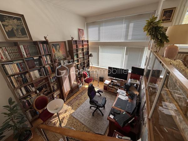 Un dossier complet est disponible sur simple demande avant toute visite : diagnostics techniques, vidéo et photos suplémentaires du logement ainsi que l’ensemble des documents relatifs au bien. Une transparence totale pour un projet d’achat sécurisé.

L’appartement offre de beaux volumes et des prestations de qualité. Il se compose de 3 belles chambres, de 1 salle d’eau avec baignoire et une salle de bain avec douche, de 2 WC, d’une grande pièce de vie ainsi que d’un salon ou bureau en duplex.

Vous profiterez également d’une cuisine avec loggia, d’une terrasse carrelée et d’un balcon carrelé.

Les prestations comprennent notamment un parquet en chêne massif et des fenêtres et portes-fenêtres en PVC double vitrage.

Deux caves carrelées complètent ce bien. Elles disposent de murs isolés, de l’électricité et de portes blindées avec cornières anti-effraction.

Lumineux et très calme, cet appartement bénéficie d’un emplacement privilégié, à proximité des bus, pharmacies, médecins, boulangeries et écoles.

Possibilité d’acquérir en supplément un garage fermé.

Un bien rare, idéal pour profiter d’un cadre de vie agréable face au Jardin des Plantes, dans une résidence de qualité.

J’accompagne mes clients, dont plusieurs disposent déjà d’un financement fiable et assuré, dans leur recherche de biens au Mans et ses alentours. Je suis également à la recherche de nouveaux biens à vendre. Je rémunère mes apporteurs d’affaires et je travaille avec un réseau d’artisans ainsi qu’un courtier en financement afin de vous accompagner dans toutes les étapes de votre projet immobilier.