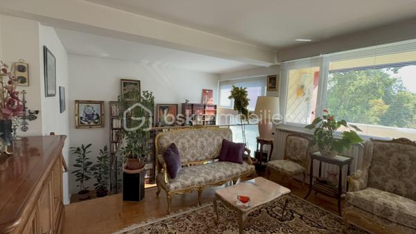 Un dossier complet est disponible sur simple demande avant toute visite : diagnostics techniques, vidéo et photos suplémentaires du logement ainsi que l’ensemble des documents relatifs au bien. Une transparence totale pour un projet d’achat sécurisé.

L’appartement offre de beaux volumes et des prestations de qualité. Il se compose de 3 belles chambres, de 1 salle d’eau avec baignoire et une salle de bain avec douche, de 2 WC, d’une grande pièce de vie ainsi que d’un salon ou bureau en duplex.

Vous profiterez également d’une cuisine avec loggia, d’une terrasse carrelée et d’un balcon carrelé.

Les prestations comprennent notamment un parquet en chêne massif et des fenêtres et portes-fenêtres en PVC double vitrage.

Deux caves carrelées complètent ce bien. Elles disposent de murs isolés, de l’électricité et de portes blindées avec cornières anti-effraction.

Lumineux et très calme, cet appartement bénéficie d’un emplacement privilégié, à proximité des bus, pharmacies, médecins, boulangeries et écoles.

Possibilité d’acquérir en supplément un garage fermé.

Un bien rare, idéal pour profiter d’un cadre de vie agréable face au Jardin des Plantes, dans une résidence de qualité.

J’accompagne mes clients, dont plusieurs disposent déjà d’un financement fiable et assuré, dans leur recherche de biens au Mans et ses alentours. Je suis également à la recherche de nouveaux biens à vendre. Je rémunère mes apporteurs d’affaires et je travaille avec un réseau d’artisans ainsi qu’un courtier en financement afin de vous accompagner dans toutes les étapes de votre projet immobilier.