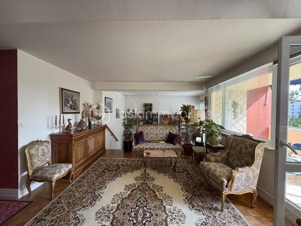 Un dossier complet est disponible sur simple demande avant toute visite : diagnostics techniques, vidéo et photos suplémentaires du logement ainsi que l’ensemble des documents relatifs au bien. Une transparence totale pour un projet d’achat sécurisé.

L’appartement offre de beaux volumes et des prestations de qualité. Il se compose de 3 belles chambres, de 1 salle d’eau avec baignoire et une salle de bain avec douche, de 2 WC, d’une grande pièce de vie ainsi que d’un salon ou bureau en duplex.

Vous profiterez également d’une cuisine avec loggia, d’une terrasse carrelée et d’un balcon carrelé.

Les prestations comprennent notamment un parquet en chêne massif et des fenêtres et portes-fenêtres en PVC double vitrage.

Deux caves carrelées complètent ce bien. Elles disposent de murs isolés, de l’électricité et de portes blindées avec cornières anti-effraction.

Lumineux et très calme, cet appartement bénéficie d’un emplacement privilégié, à proximité des bus, pharmacies, médecins, boulangeries et écoles.

Possibilité d’acquérir en supplément un garage fermé.

Un bien rare, idéal pour profiter d’un cadre de vie agréable face au Jardin des Plantes, dans une résidence de qualité.

J’accompagne mes clients, dont plusieurs disposent déjà d’un financement fiable et assuré, dans leur recherche de biens au Mans et ses alentours. Je suis également à la recherche de nouveaux biens à vendre. Je rémunère mes apporteurs d’affaires et je travaille avec un réseau d’artisans ainsi qu’un courtier en financement afin de vous accompagner dans toutes les étapes de votre projet immobilier.