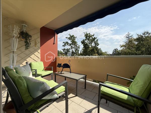 Un dossier complet est disponible sur simple demande avant toute visite : diagnostics techniques, vidéo et photos suplémentaires du logement ainsi que l’ensemble des documents relatifs au bien. Une transparence totale pour un projet d’achat sécurisé.

L’appartement offre de beaux volumes et des prestations de qualité. Il se compose de 3 belles chambres, de 1 salle d’eau avec baignoire et une salle de bain avec douche, de 2 WC, d’une grande pièce de vie ainsi que d’un salon ou bureau en duplex.

Vous profiterez également d’une cuisine avec loggia, d’une terrasse carrelée et d’un balcon carrelé.

Les prestations comprennent notamment un parquet en chêne massif et des fenêtres et portes-fenêtres en PVC double vitrage.

Deux caves carrelées complètent ce bien. Elles disposent de murs isolés, de l’électricité et de portes blindées avec cornières anti-effraction.

Lumineux et très calme, cet appartement bénéficie d’un emplacement privilégié, à proximité des bus, pharmacies, médecins, boulangeries et écoles.

Possibilité d’acquérir en supplément un garage fermé.

Un bien rare, idéal pour profiter d’un cadre de vie agréable face au Jardin des Plantes, dans une résidence de qualité.

J’accompagne mes clients, dont plusieurs disposent déjà d’un financement fiable et assuré, dans leur recherche de biens au Mans et ses alentours. Je suis également à la recherche de nouveaux biens à vendre. Je rémunère mes apporteurs d’affaires et je travaille avec un réseau d’artisans ainsi qu’un courtier en financement afin de vous accompagner dans toutes les étapes de votre projet immobilier.