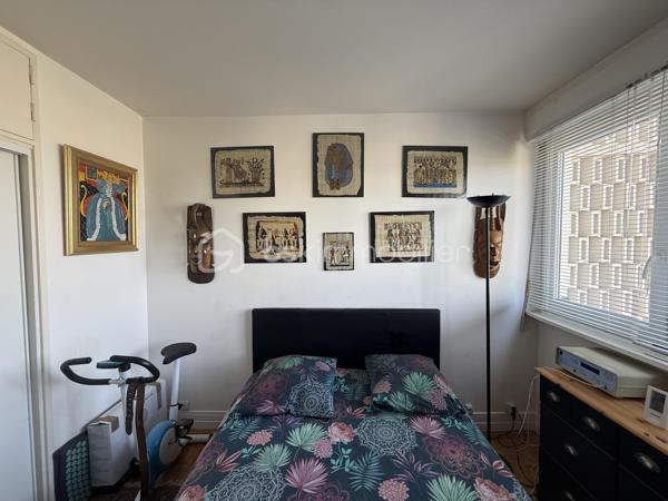 Un dossier complet est disponible sur simple demande avant toute visite : diagnostics techniques, vidéo et photos suplémentaires du logement ainsi que l’ensemble des documents relatifs au bien. Une transparence totale pour un projet d’achat sécurisé.

L’appartement offre de beaux volumes et des prestations de qualité. Il se compose de 3 belles chambres, de 1 salle d’eau avec baignoire et une salle de bain avec douche, de 2 WC, d’une grande pièce de vie ainsi que d’un salon ou bureau en duplex.

Vous profiterez également d’une cuisine avec loggia, d’une terrasse carrelée et d’un balcon carrelé.

Les prestations comprennent notamment un parquet en chêne massif et des fenêtres et portes-fenêtres en PVC double vitrage.

Deux caves carrelées complètent ce bien. Elles disposent de murs isolés, de l’électricité et de portes blindées avec cornières anti-effraction.

Lumineux et très calme, cet appartement bénéficie d’un emplacement privilégié, à proximité des bus, pharmacies, médecins, boulangeries et écoles.

Possibilité d’acquérir en supplément un garage fermé.

Un bien rare, idéal pour profiter d’un cadre de vie agréable face au Jardin des Plantes, dans une résidence de qualité.

J’accompagne mes clients, dont plusieurs disposent déjà d’un financement fiable et assuré, dans leur recherche de biens au Mans et ses alentours. Je suis également à la recherche de nouveaux biens à vendre. Je rémunère mes apporteurs d’affaires et je travaille avec un réseau d’artisans ainsi qu’un courtier en financement afin de vous accompagner dans toutes les étapes de votre projet immobilier.