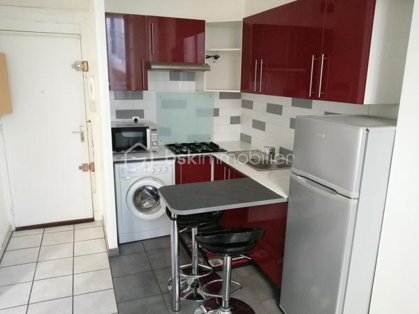 A VENDRE  Nouvelle Aquitaine centre ville Agen, Immeuble à rendement locatif. 
Proche centre d'intérêt et universités, venez découvrir cet immeuble restauré avec gout, proche de toutes commodités, commerces, école. 
Cet immeuble vous surprend par son espace et son emplacement. 
Vous pouvez profiter pour ces  appartements  : 
- des prestations très appréciées  comme de nombreux logements occupés, belle luminosité, chauffage individuel, isolation, cuisines équipées et aménagées...
- de l'espace : séjour, chambre, salles d'eau entièrement refaites, box rangement, 
Le charme de ces appartements vous offre l'opportunité de réaliser vos projets d'investissement dans un lieu prisé dés à présent. 
Idéal investisseur. 
Abonnement eau et électricité individuels. Menuiseries double vitrage PVC
Pas de copropriété