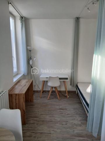 A VENDRE  Nouvelle Aquitaine centre ville Agen, Immeuble à rendement locatif. 
Proche centre d'intérêt et universités, venez découvrir cet immeuble restauré avec gout, proche de toutes commodités, commerces, école. 
Cet immeuble vous surprend par son espace et son emplacement. 
Vous pouvez profiter pour ces  appartements  : 
- des prestations très appréciées  comme de nombreux logements occupés, belle luminosité, chauffage individuel, isolation, cuisines équipées et aménagées...
- de l'espace : séjour, chambre, salles d'eau entièrement refaites, box rangement, 
Le charme de ces appartements vous offre l'opportunité de réaliser vos projets d'investissement dans un lieu prisé dés à présent. 
Idéal investisseur. 
Abonnement eau et électricité individuels. Menuiseries double vitrage PVC
Pas de copropriété