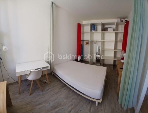 A VENDRE  Nouvelle Aquitaine centre ville Agen, Immeuble à rendement locatif. 
Proche centre d'intérêt et universités, venez découvrir cet immeuble restauré avec gout, proche de toutes commodités, commerces, école. 
Cet immeuble vous surprend par son espace et son emplacement. 
Vous pouvez profiter pour ces  appartements  : 
- des prestations très appréciées  comme de nombreux logements occupés, belle luminosité, chauffage individuel, isolation, cuisines équipées et aménagées...
- de l'espace : séjour, chambre, salles d'eau entièrement refaites, box rangement, 
Le charme de ces appartements vous offre l'opportunité de réaliser vos projets d'investissement dans un lieu prisé dés à présent. 
Idéal investisseur. 
Abonnement eau et électricité individuels. Menuiseries double vitrage PVC
Pas de copropriété